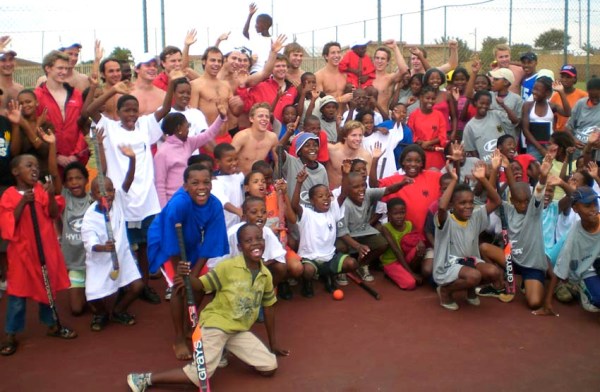 Das deutsche Team gemeinsam mit den Kindern des Townships